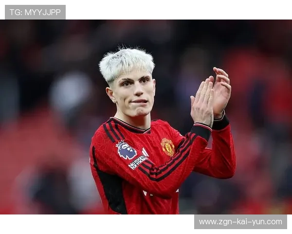 曼联中场送出穿云直传，加纳乔单刀冷静命中